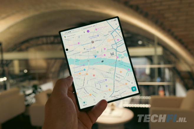 De Samsung Galaxy Fold8 heeft opengeklapt een heel aangename 3:4-verhouding (in portretstand). Met zijn gewicht van 201 gram is het toestel zo ook nog prima met &eacute;&eacute;n hand vast te houden.
