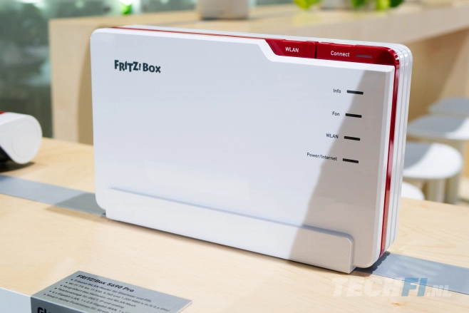 De FRITZ!Box 5690 Pro is een bijzondere modemrouter, want hij werkt zowel 'via koper' als 'via glas', met ondersteuning voor DSL, AON en GPON.