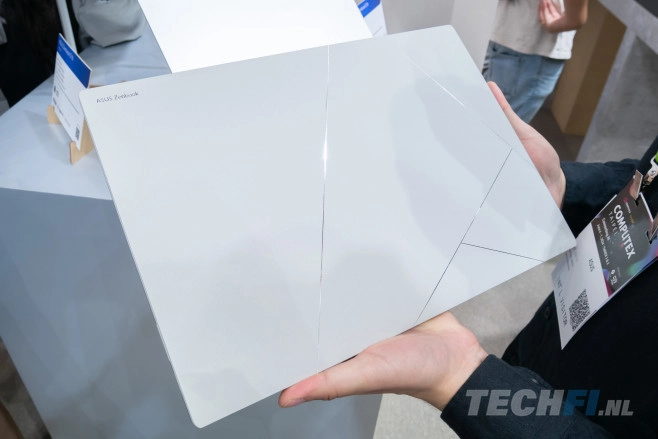 De ASUS Zenbook S 16 (UM5606) is gemaakt van Ceraluminium, een sterk materiaal dat er fraai uitziet - en niet gevoelig is voor vingerafdrukken.