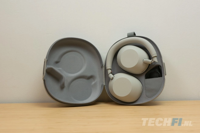 De Sony WH-1000XM6 is, net als de modellen tot en met de M4, weer opvouwbaar. Daardoor neemt hij minder ruimte in het etui en dus in de (carry-on) bagage in.