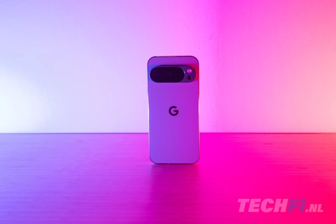 De Pixel 10 Pro is de kleinere van de twee topmodellen die Google introduceert. Hij is een stuk handzamer dan de Pro XL, maar qua functionaliteit nagenoeg identiek.