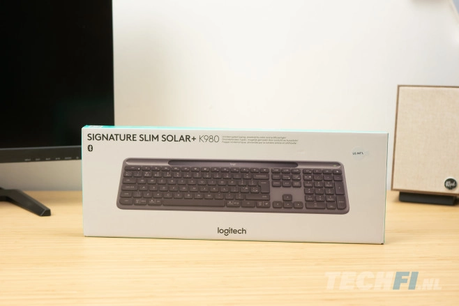 De Logitech Signature Slim Solar+ K980 heeft &eacute;&eacute;n onderscheidende feature: hij laadt op met omgevingslicht en hoeft (of kan) daardoor nooit met een kabel op te laden.