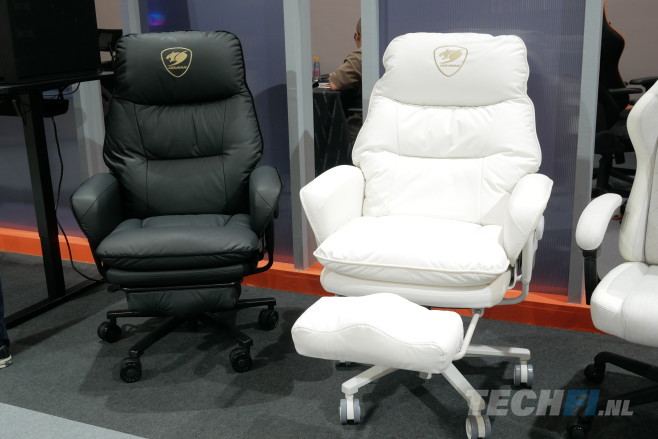 Deze  gaming stoel combineert een bureaustoel met een fauteuil 