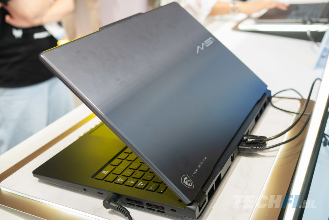 De MSI Venture 15 AI+ voelt als een gaming laptop, maar is toch een kantoormodel. Wolf in schaapskleren of een schaap met wolventrekjes? De tijd (en de prijs) moet het leren.