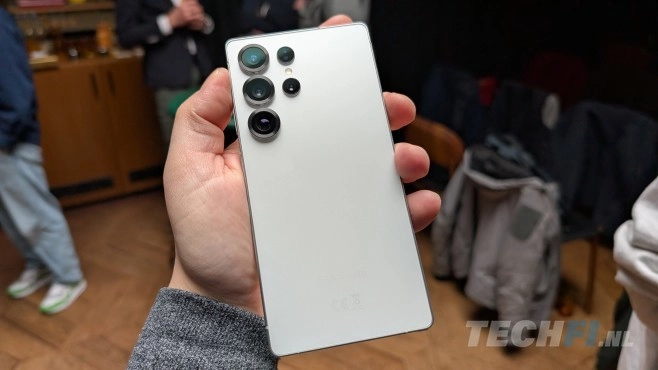 De Samsung Galaxy S25 Ultra voegt zich qua design meer bij de 'gewone' S25's, maar blijft zich qua camera's, beeldscherm en prestaties ervan onderscheiden.