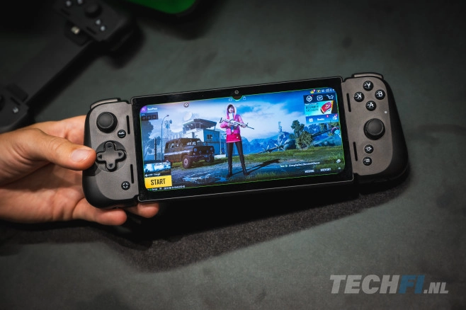 De Razer Edge is een krachtige gaming tablet, die samen met de Kishi V2 Pro grip een potente draagbare console vormt.<br />
(Alle foto's bij dit artikel zijn gemaakt door Tom Kauwenberg.)