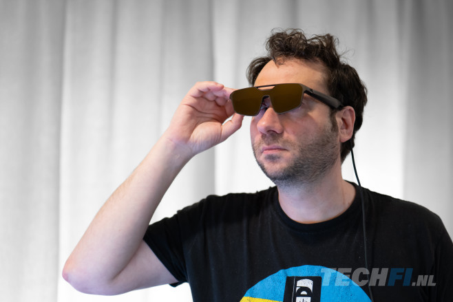 De ROG Xreal R1 is het resultaat van een samenwerking tussen ASUS en XREAL. De bril projecteert een scherm met een&nbsp;virtuele diagonaal van enkele meters, op een virtuele afstand van eveneens een paar meter. Daardoor is de relatief lage resolutie niet bezwaarlijk.