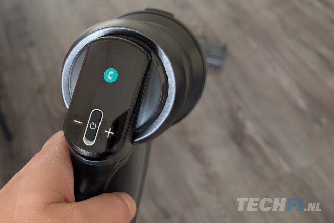De Samsung Bespoke AI Jet Ultra komt met een aanzienlijk krachtiger motor, dezelfde lange accuduur, vele accessoires en dit jaar weer wat extra 'slimme' functies. Zo kan je zien dat je gebeld wordt op het schermpje op de stofzuiger.