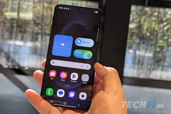 De Samsung Galaxy S25 Edge oogt van voren praktisch als een S25+. Pas als je het toestel draait, zie je dat het duidelijk dunner is - en daarvoor heb je al gemerkt dat het v&eacute;&eacute;l minder weegt.