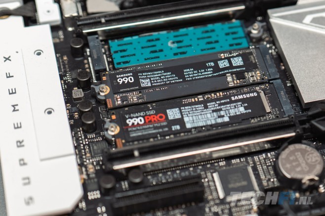 Hoewel de Samsung SSD 990 als PCI-e 4.0 x4 SSD in zo ongeveer elke m.2 sleuf van een modern moederbord werkt, levert hij toch de beste prestaties in de primaire, met de CPU verbonden aansluting. Zoals overigens elke NVMe SSD die we tot dusver testten.