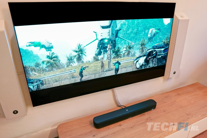 De Sennheiser Ambeo Mini doet zijn naam eer aan - zeker onder een 65-inch televisie. Dit is een bescheiden soundbar, met prestaties die je niet verwacht van het formaat.