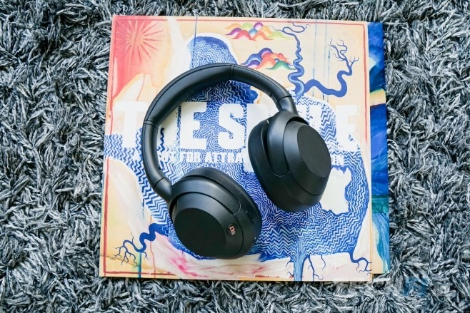 Met een apart ULT-knop voor (nog) meer bas wil Sony een jongere doelgroep aanspreken met deze op de WH-1000XM4 gebaseerde hoofdtelefoon.