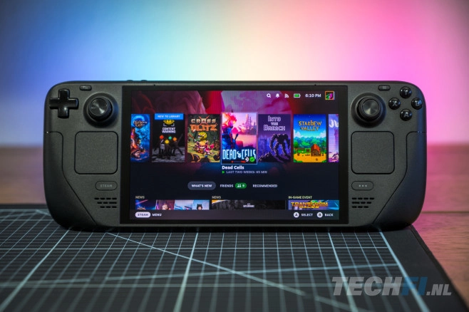 De Steam Deck OLED heeft een (veel) beter beeldscherm dan het origineel. Ook de accuduur is fors verbeterd, dankzij een hogere capaciteit en zuiniger onderdelen.<br />
(Alle foto's bij dit artikel zijn gemaakt door Tom Kauwenberg.)
