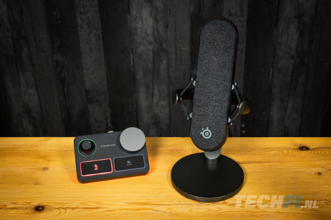 De SteelSeries Alias Pro bestaat uit een XLR-microfoon, een digitaal-analoog converter annex mengpaneel, en alle benodigde kabels om deze aan te sluiten - en niet te vergeten, de SteelSeries Sonar software.<br />
(Alle foto's bij dit artikel zijn gemaakt door Tom Kauwenberg.)