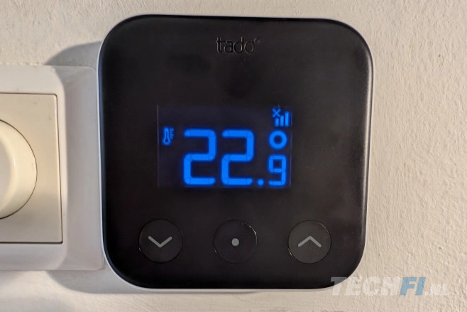 De Tado Slimme Thermostaat X starterkit bevat de thermostaat annex temperatuursensor en de bridge, die feitelijk een Thread border router is. Kabels zijn niet meer nodig.
