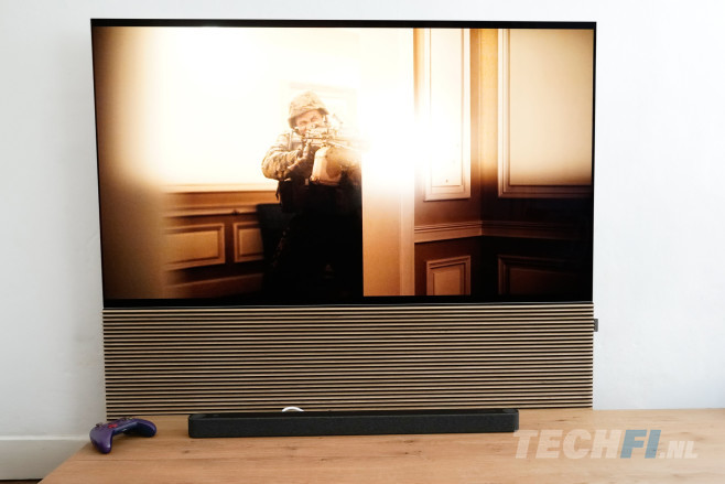 De TCL A65K is een soundbar met zeer bescheiden afmetingen. Dat zie je goed wanneer je 'm voor een 65-inch televisie plaatst met een hele grote soundbar eronder.