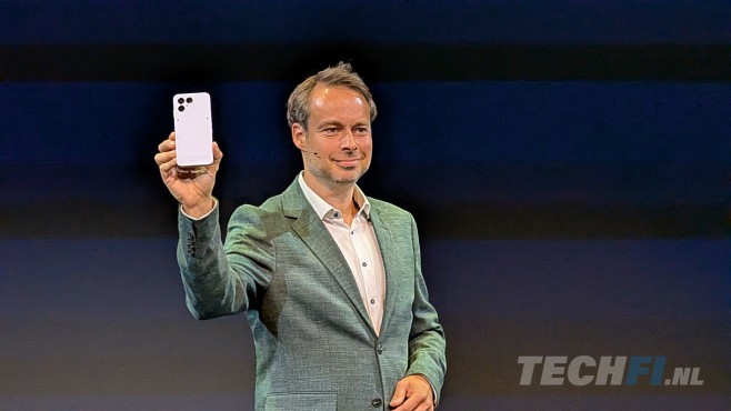 Raymond van Eck, de CEO van Fairphone, toont de Fairphone 6 oftewel 'The Fairphone' op een evenement in Amsterdam.