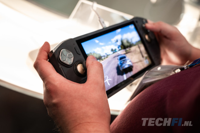 De Zotac Zone bevat zoveel features, knoppen en bedieningselementen, dat het een wat druk apparaat geworden is.<br />
(Alle foto's bij dit artikel door Tom Kauwenberg)