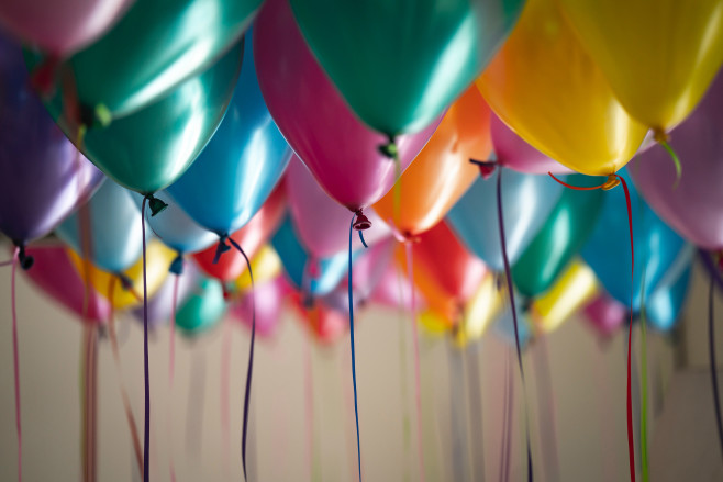Op 1 juli bestaat TechFi 1 jaar. Dat vieren we met cadeaus voor onze lezers met acties die op 1 juli van start gaan. (Beeld: <a href="https://unsplash.com/photos/Hli3R6LKibo" target="_blank">Unsplash</a>, <a href="https://unsplash.com/@adigold1" target="_blank">Adi Goldstein</a>)