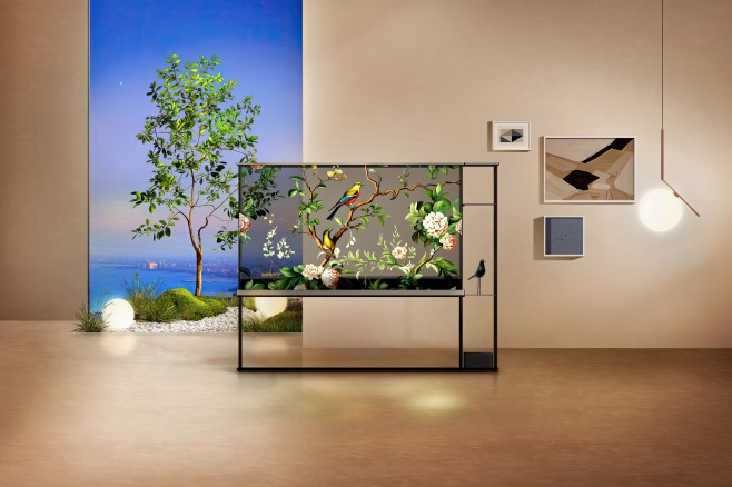De LG Signature OLED T is een transparante televisie. Met een druk op de knop schuift een contrastlaag omhoog, die hem in een 'gewone' TV verandert.