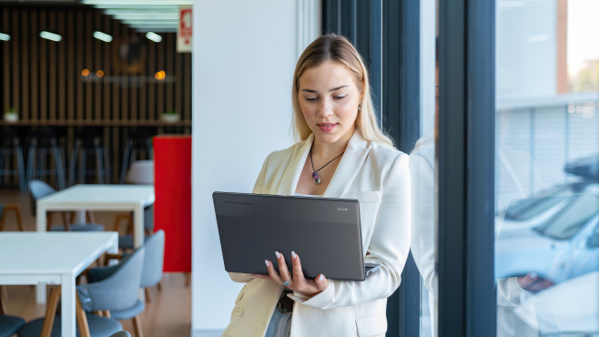 Chromebook Plus laptops moeten tot meer in staat zijn dankzij meer rekenkracht, geheugen en opslagruimte. Dat geldt zowel voor ChromeOS functies als toepassingen van derden, zoals Adobe Photoshop.