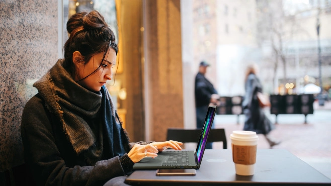 De Acer Swift Edge 16 is een uitzonderlijke laptop met een groot scherm en een heel bescheiden gewicht en dikte. De 2024-uitvoering krijgt AI-rekenkracht dankzij een AMD-processor.