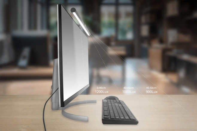 De ACT AC8055 is een monitorlamp voor desktopmonitoren; de ACT AC8050 is een kleiner, eenvoudiger model voor gebruik met een laptop.