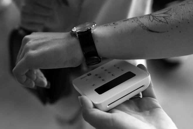 AdornPay biedt gebruikers van ABN AMRO wearables overstapdienst om contactloos te kunnen blijven betalen