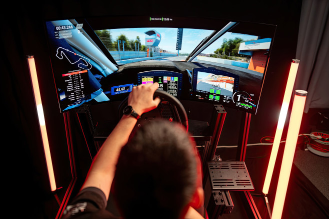 De AOC Agon Pro AG456UCZD is een (hele) grote, sterk gebogen OLED gaming monitor met een ultrawide beeldverhouding, hoge beeldsnelheid en goede papieren voor HDR-weergave.