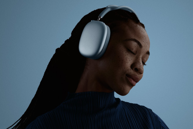 De Apple AirPods Max 2 ziet er hetzelfde uit, maar is qua techniek een stuk meer bij de tijd dan het eerdere model.