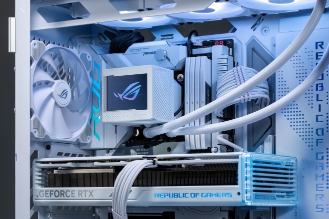De ASUS Maximus Z790 Formula in een spierwitte 'build' met waterkoeling.
