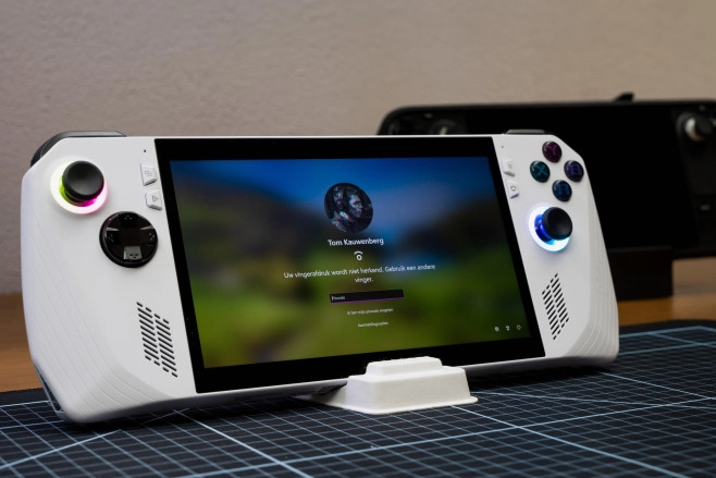 De ASUS ROG Ally is een handheld PC met Windows 11, gepositioneerd als krachtiger en luxere concurrent van de Steam Deck van Valve.<br />
(Alle foto's bij dit artikel zijn gemaakt door Tom Kauwenberg.)