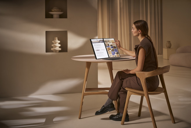 In de 'desktop modus' kan je de Zenbook Duo (2024) op z'n kant zetten, waarbij de laptop als flinke monitor werkt, met een zee aan werkruimte.