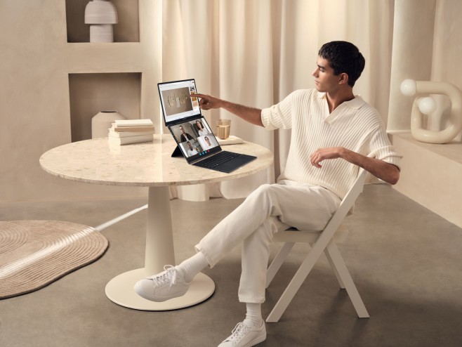 De ASUS Zenbook Duo 2025 biedt met zijn twee schermen tal van mogelijkheden voor mobiel werken, die je met een enkel scherm niet hebt.&nbsp;