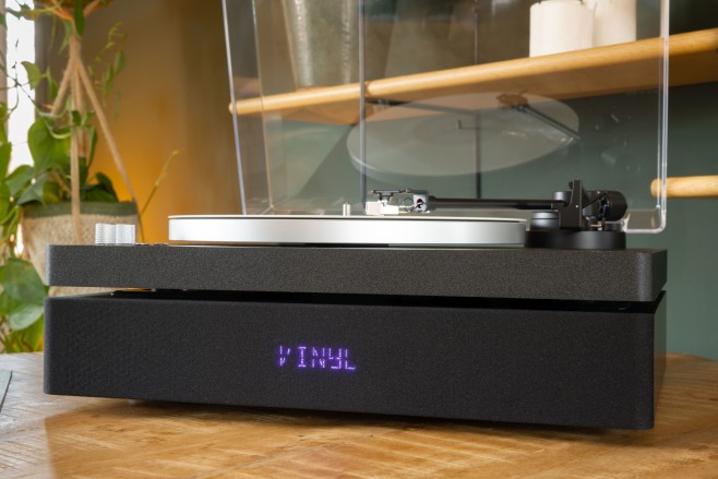 De Aulo platenspeler is een alles-in-&eacute;&eacute;n apparaat dat draaitafel, 2.1 versterker, speakers en Bluetooth-streaming in zich verenigt.