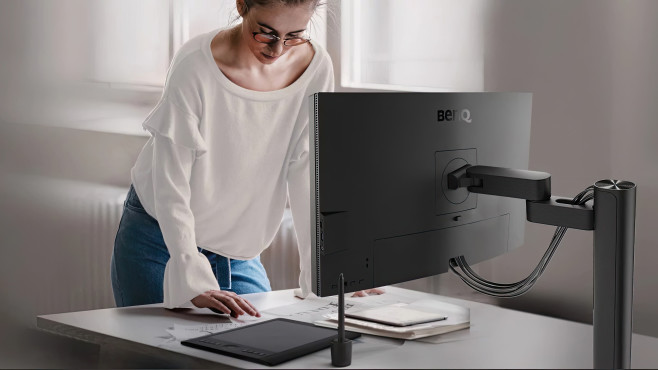 De nieuwe professionele beeldschermen van BenQ nemen weinig ruimte in op het bureau