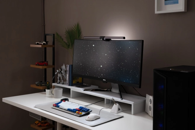 BenQ ScreenBar Halo monitor lamp verlicht voor én achterzijde van het beeldscherm