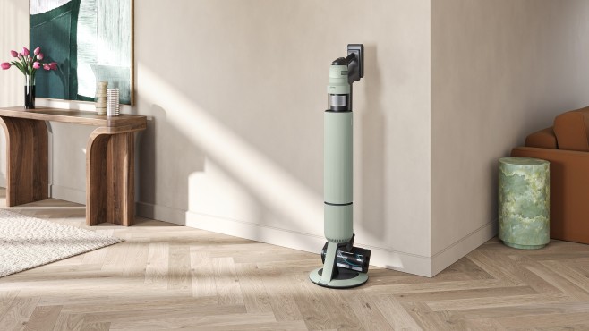 De Samsung Bespoke AI Jet Ultra steelstofzuiger heeft een 400 watt motor en een beeldscherm waarop je telefoonoproepen en tekstberichten kan zien.