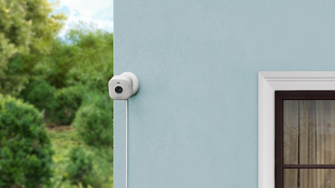 De Blink Mini 2 is een goedkope beveiligingscamera die binnen en buiten te gebruiken is (voor buiten is wel een apart aan te schaffen voedingsadapter nodig). Blink Moments kan het beeld van meerdere Blink camera's in &eacute;&eacute;n montage combineren.
