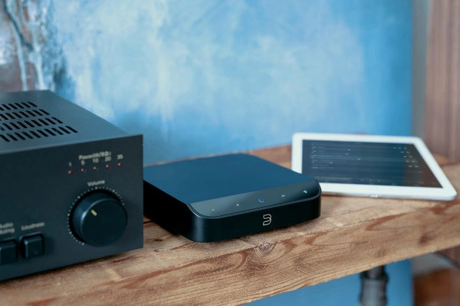 De Bluesound Node Nano vormt een brug tussen 'oude' en 'nieuwe' techniek: zo kan je eenvoudig Spotify of Tidal luisteren op je oudere, maar nog goede versterker.