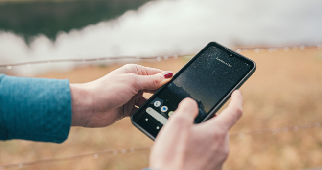 Cat S75 smartphone met satellietcommunicatie kan val van 1,8 meter overleven