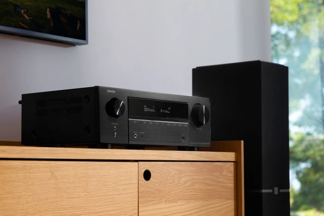 De Denon AVR-X1800H is het 2023/2024 instapmodel van de luxere X-lijn AV-receivers van deze fabrikant. Hij onderscheidt zich door een zeer toegankelijke ingebruikname.