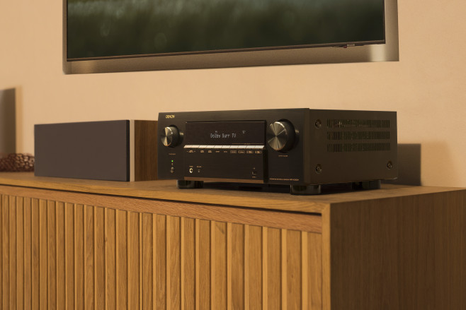 De Denon AVR-X2900H verschijnt tegelijk met de AVC-X3900H. Op het vlak van audio- en signaal verwerking bieden beide dezelde verbeteringen; de X3900H heeft vooral m&eacute;&eacute;r van alles.