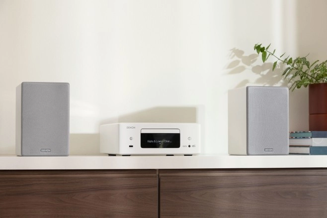 De Denon CEOL RCD-N12 neemt een zeer bescheiden hoeveelheid ruimte in, en is toch een zeer veelzijdige apparaat, geschikt voor zowel muziek als beter geluid bij de TV.