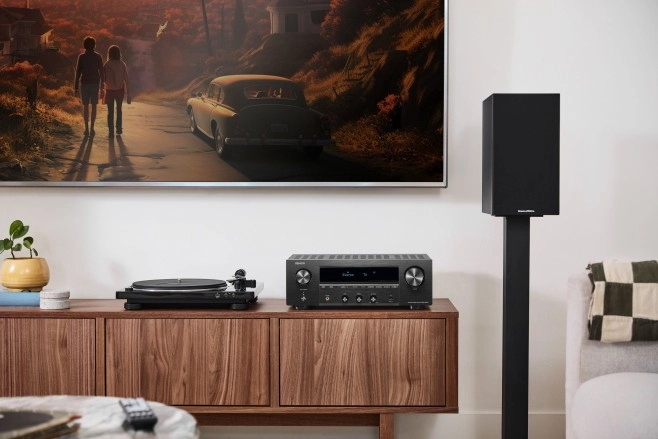 De Denon DRA-900H stereo AV-receiver valt op met zijn hoge aantal HDMI-aansluitingen, waarvan meerdere geschikt voor 8K en 4K120 video.