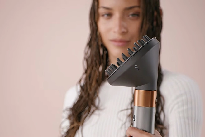 Twee nieuwe opzetstukken (waarvan één voor lang haar) moeten de Dyson Airwrap nog veelzijdiger maken