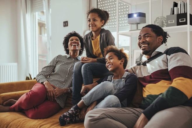 De Epson LifeStudio Flex EF-72 is een verplaatsbare projector, die draadloos kan werken met een voldoende krachtige optionele USB-C powerbank.