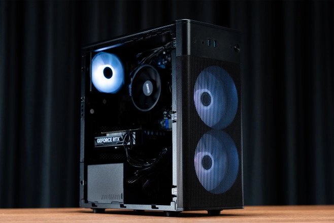 De ERAZER Recon P45 is een complete game PC met alles aan boord om je eerste stappen in de wereld van PC gaming te zetten.