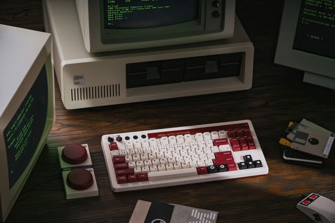 Het 8BitDo Retro Mechanical Keyboard is er in een fraaie N Edition, maar ook in deze wel heel bijzondere Fami Edition, ge&iuml;nspireerd door de Japanse SuperNES console.
