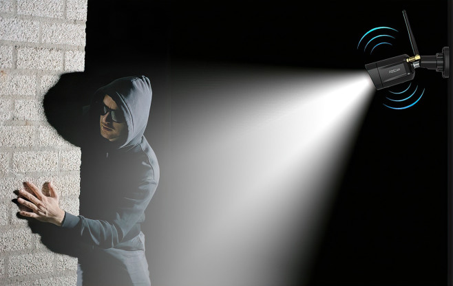 Met een beveiligingscamera met ingebouwde spotlight hou je een oogje in het zeil &eacute;n laat je kwaadwillenden weten dat ze in beeld zijn.